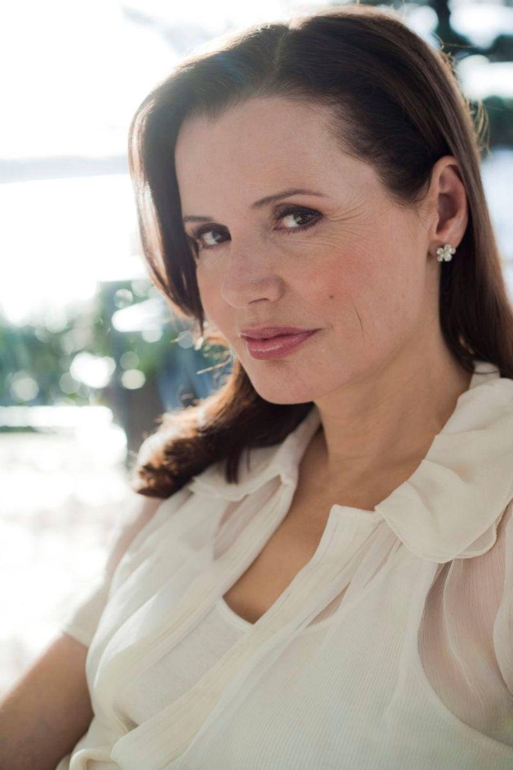 Geena Davis, short-sleeve sheer top, brown hair, HD Phone Wallpaper