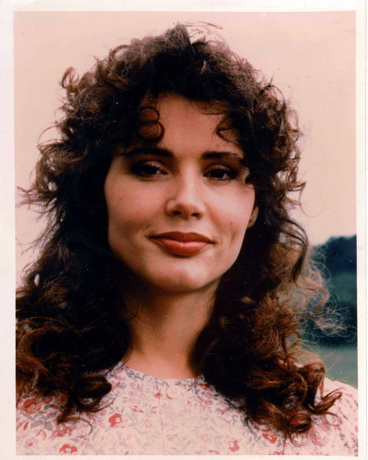 Geena Davis, simple floral patterned dress, voluminous curly brown hair, HD Phone Wallpaper