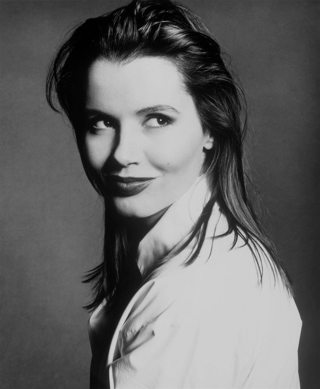 Geena Davis, sleek hairstyle, black and white portrait, HD Phone Wallpaper