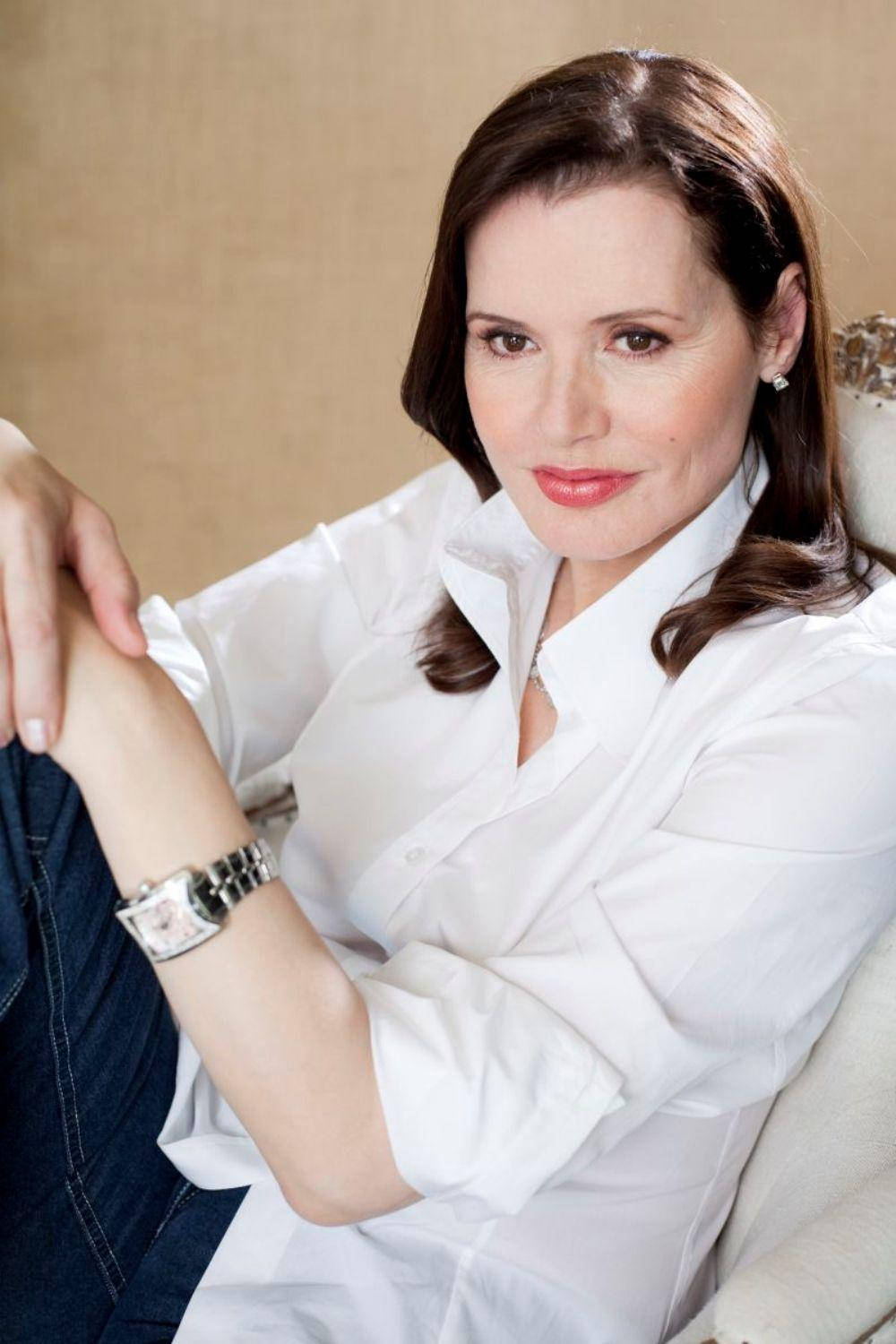 Geena Davis, crisp white shirt, beige armchair, HD Phone Wallpaper