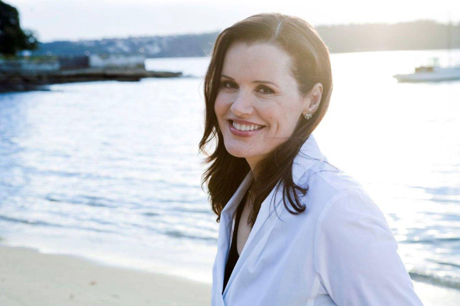 Geena Davis, beach, sunlit, HD Desktop Wallpaper
