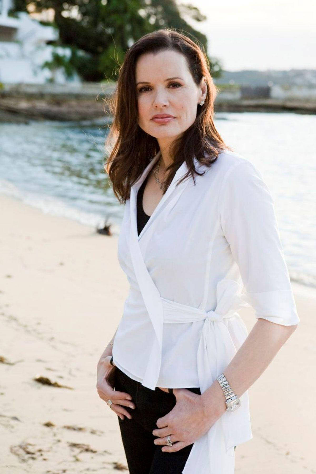 Geena Davis, beach, sunlit, HD Phone Wallpaper