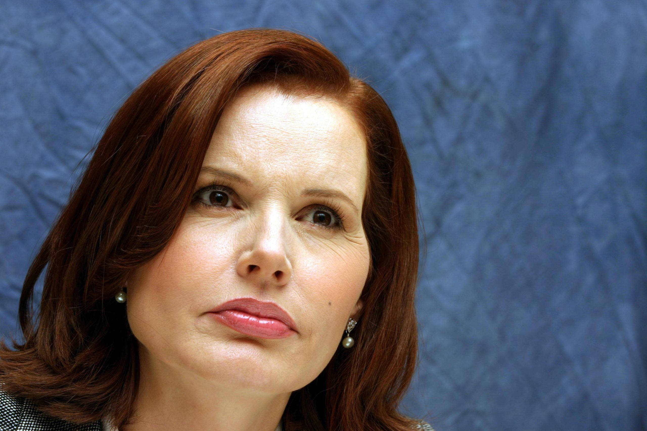 Geena Davis, auburn hair, pearl earrings, 2K Desktop Wallpaper