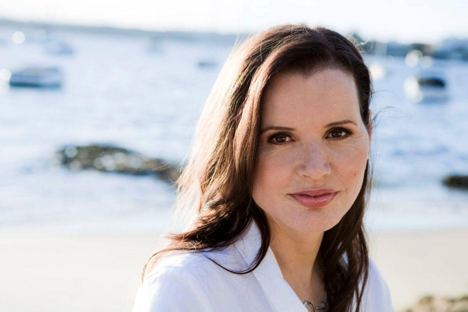 Geena Davis, brown hair, sunlit beach, HD Desktop Wallpaper