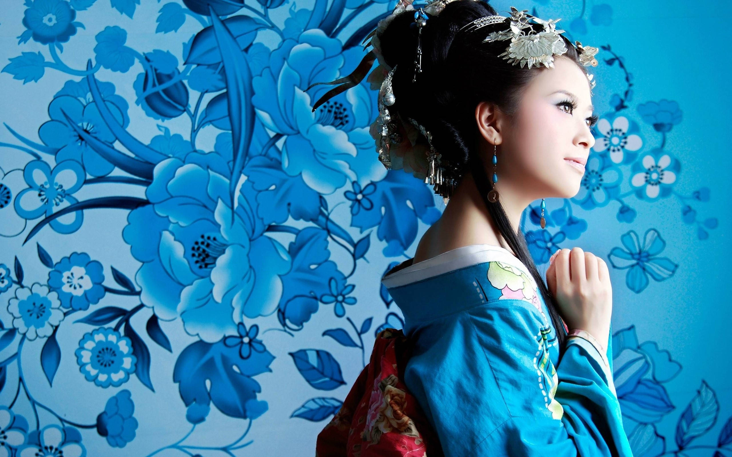 Geisha, blue kimono, ornate traditional attire, 2K Desktop Wallpaper