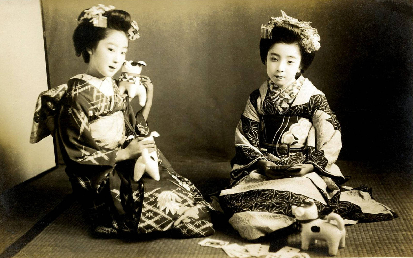 Geisha, ornate kimonos, tatami mats, HD Desktop Wallpaper