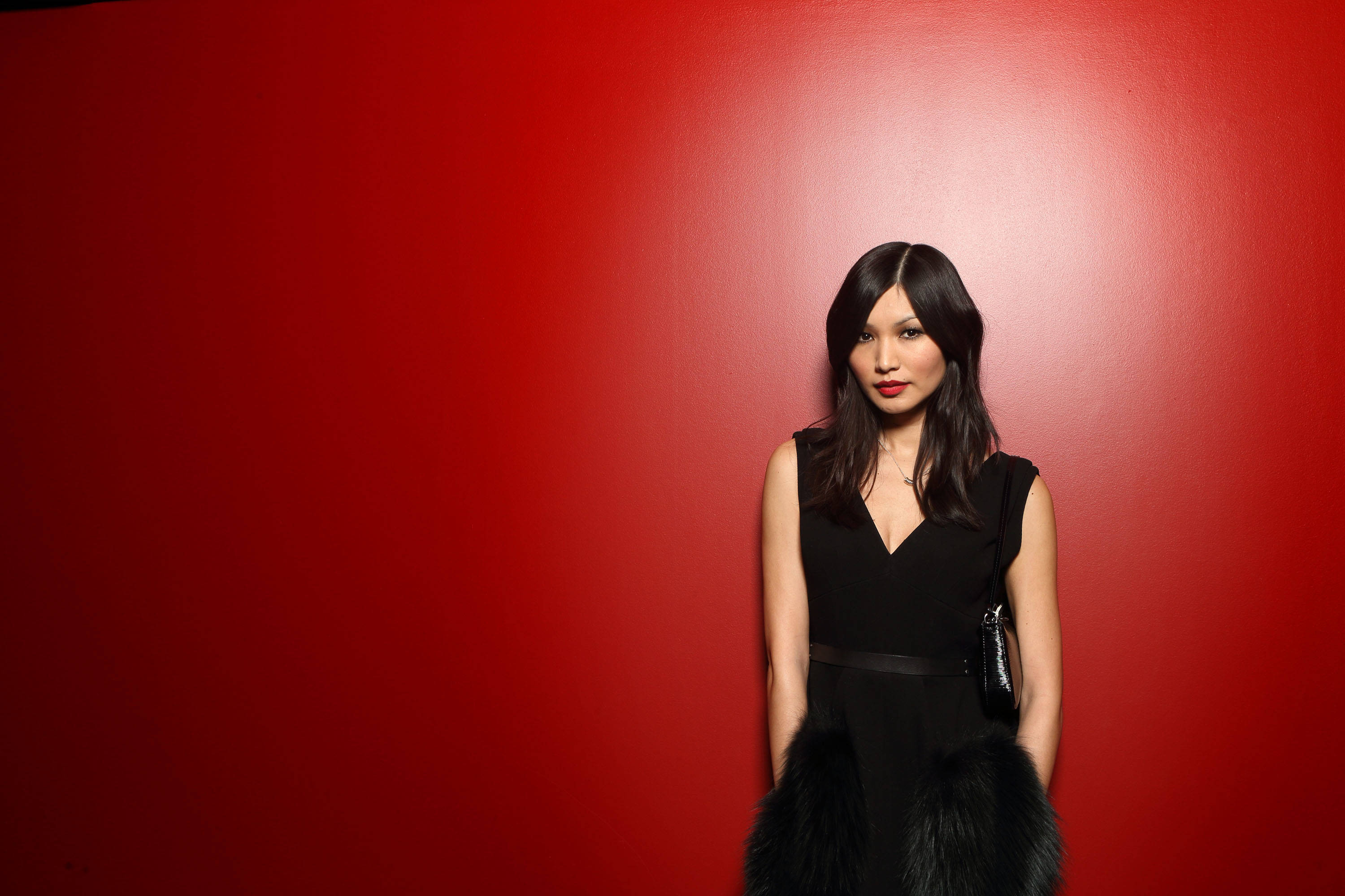 Gemma Chan, black dress, fur trim, 2K Desktop Wallpaper
