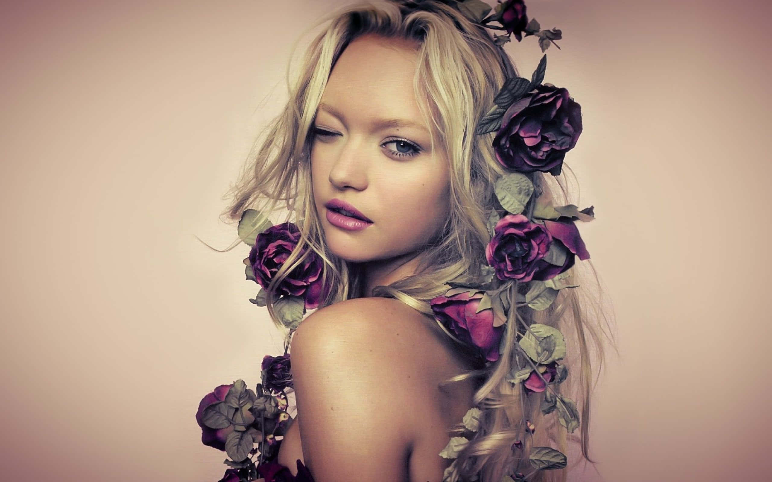Gemma Ward, blonde woman, dark purple roses, 2K Desktop Wallpaper
