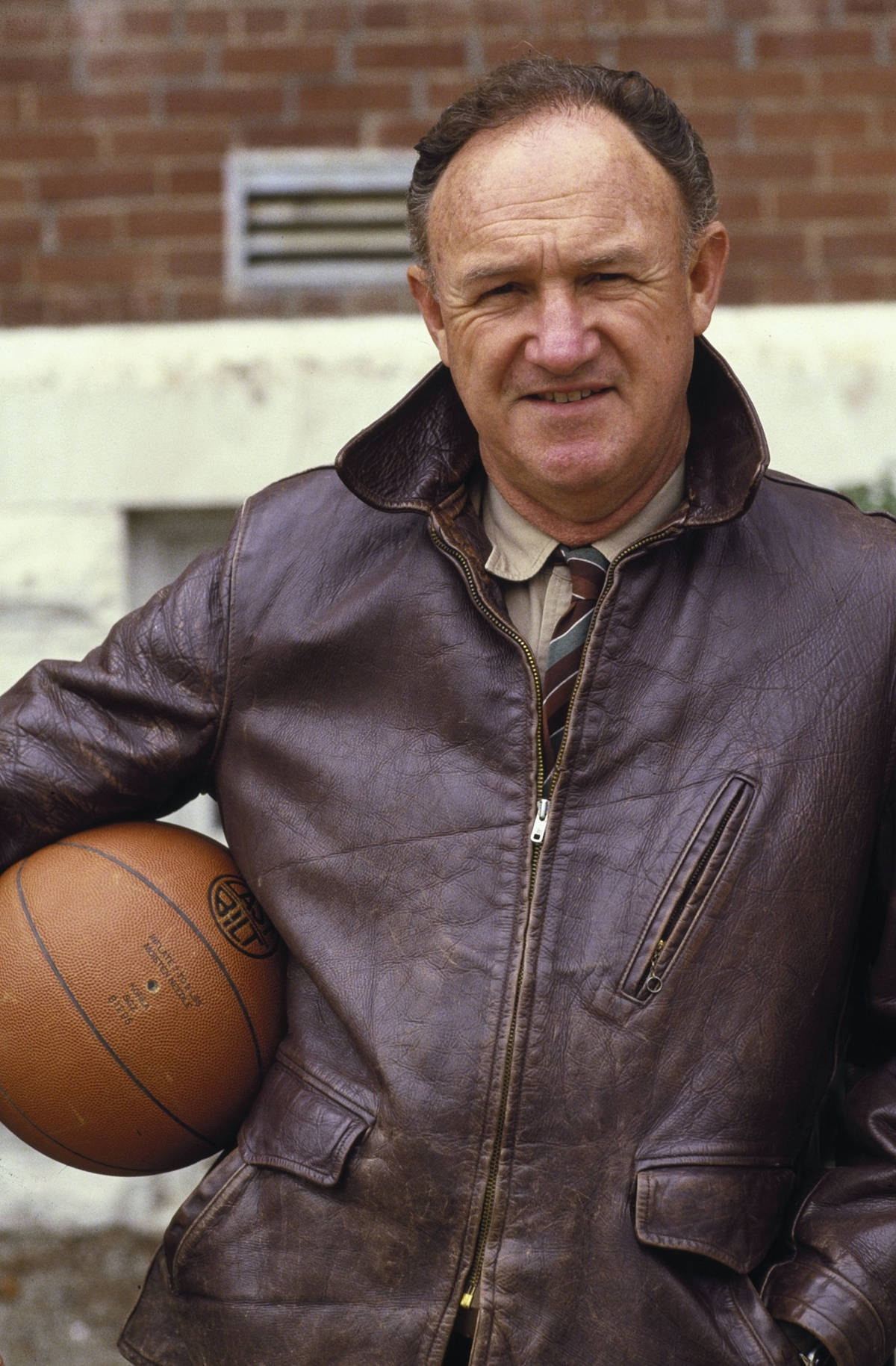 Gene Hackman, brown leather jacket, basketball, HD Phone Wallpaper