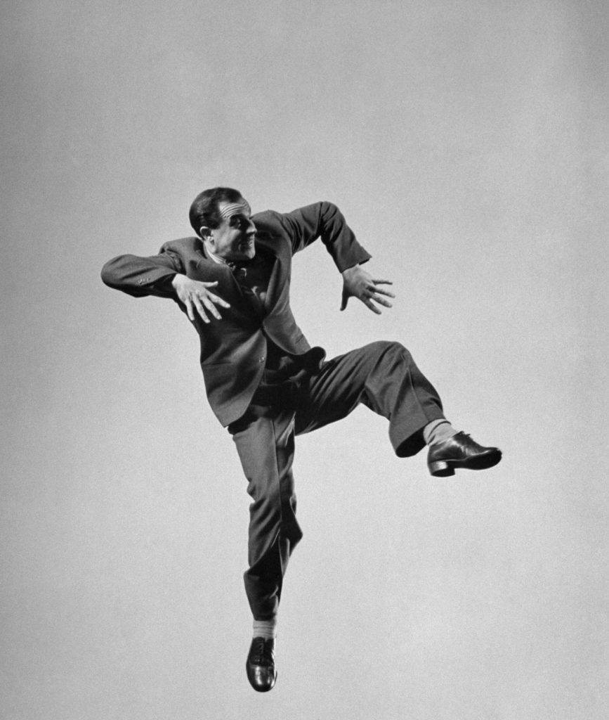 Gene Kelly, suit, plain gray backdrop, SD Phone Wallpaper