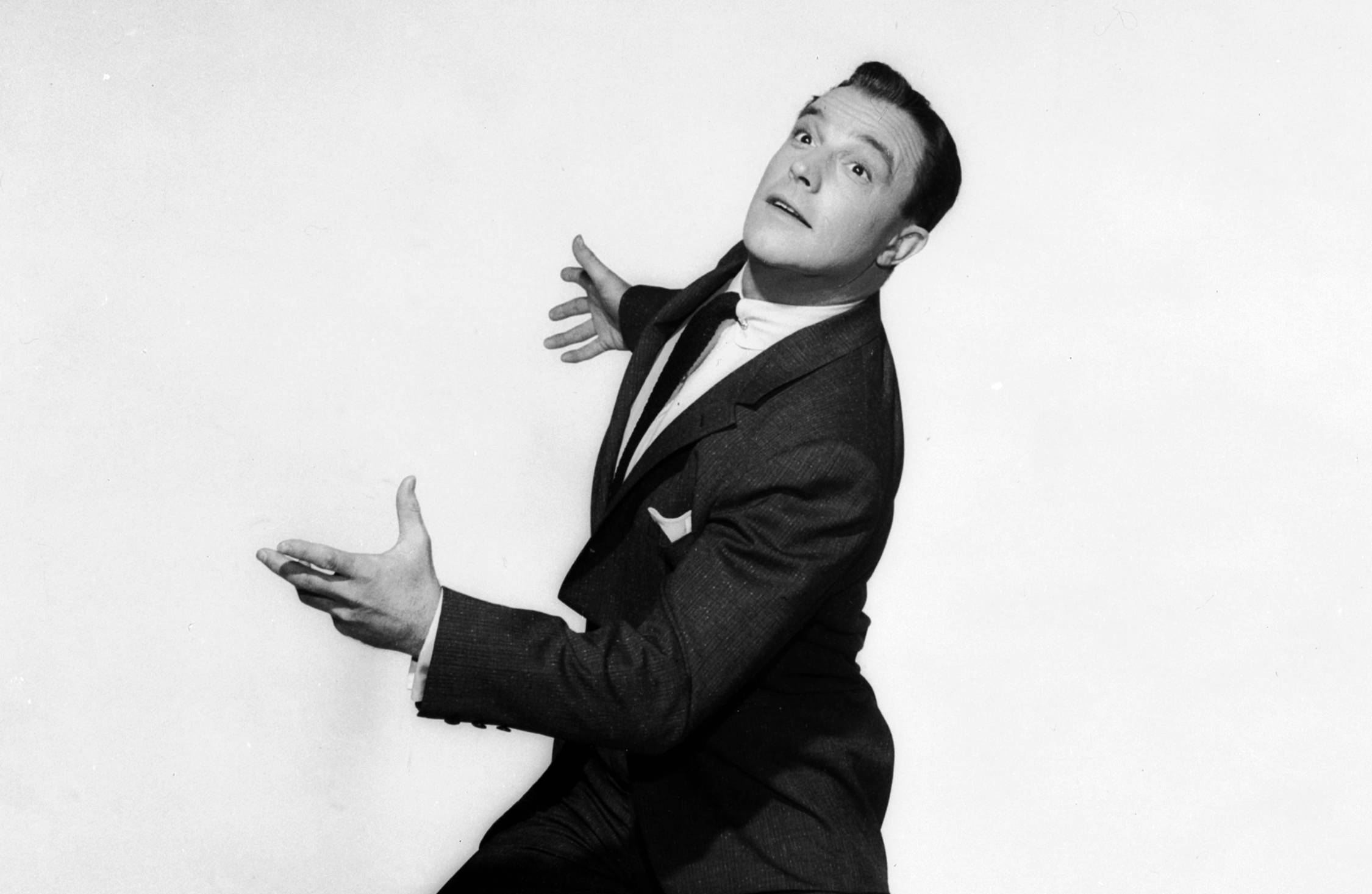 Gene Kelly, studio portrait, black and white, Full HD Desktop Wallpaper