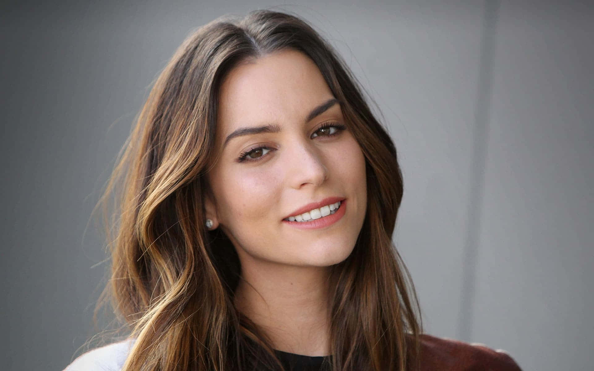 Genesis Rodriguez, long brown hair, smiling warmly, Full HD Desktop Wallpaper
