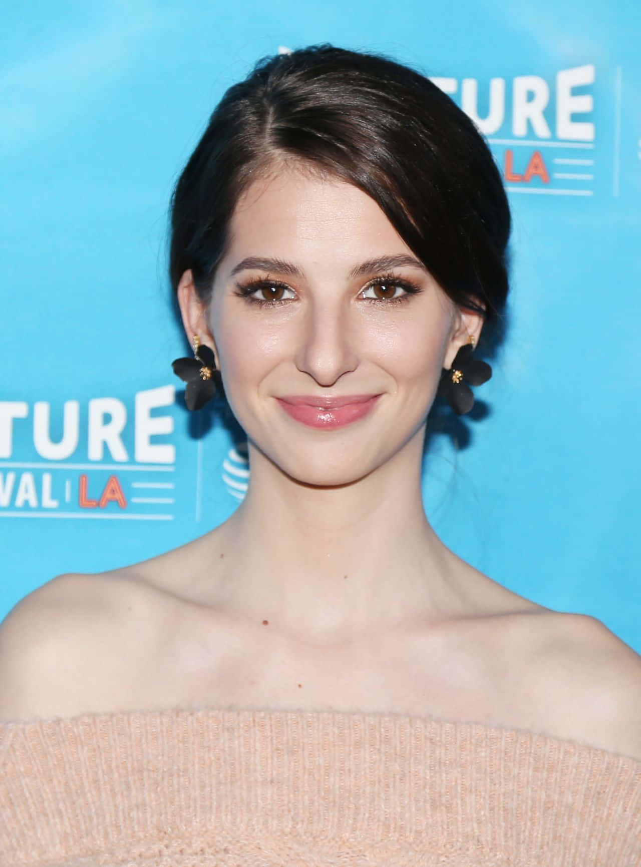 Genevieve Buechner, floral earrings, bright blue event backdrop, HD Phone Wallpaper