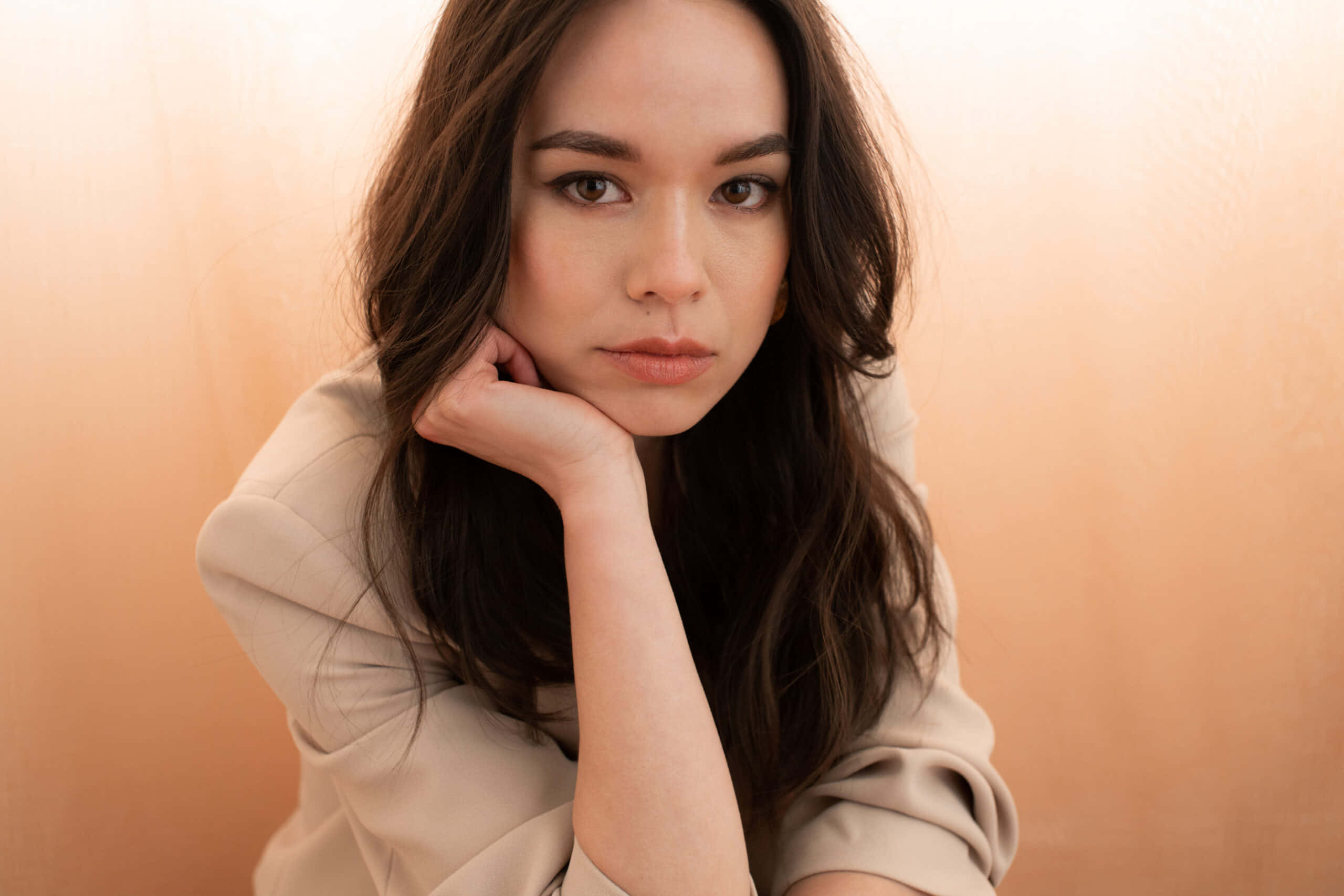 Genevieve Kang, dark hair, soft peach background, 2K Desktop Wallpaper