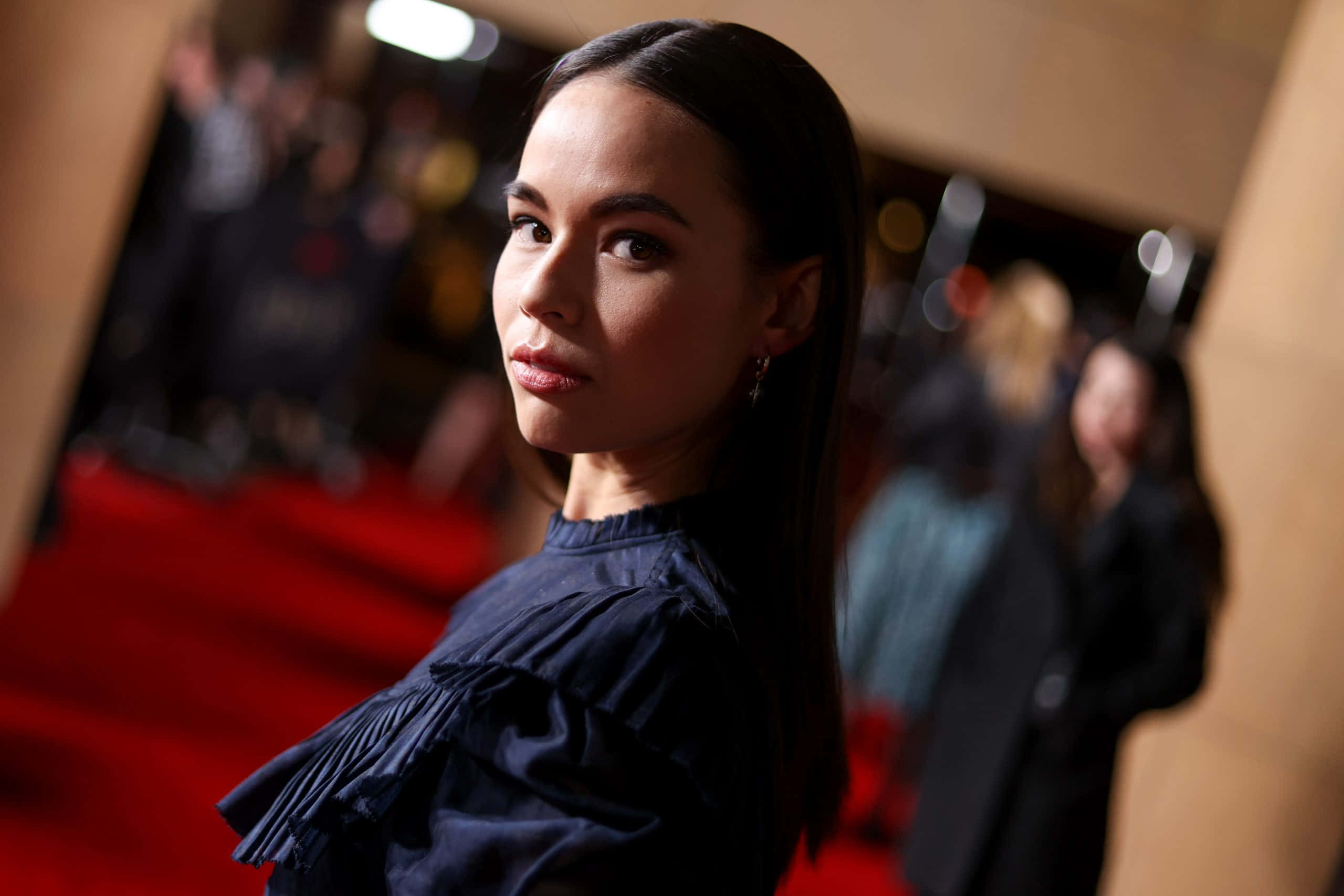 Genevieve Kang, navy ruffled dress, vibrant red carpet, 2K Desktop Wallpaper