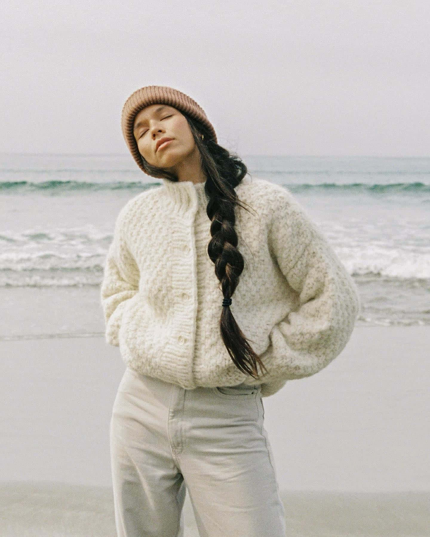 Genevieve Kang, cream knit sweater, beanie, HD Phone Wallpaper