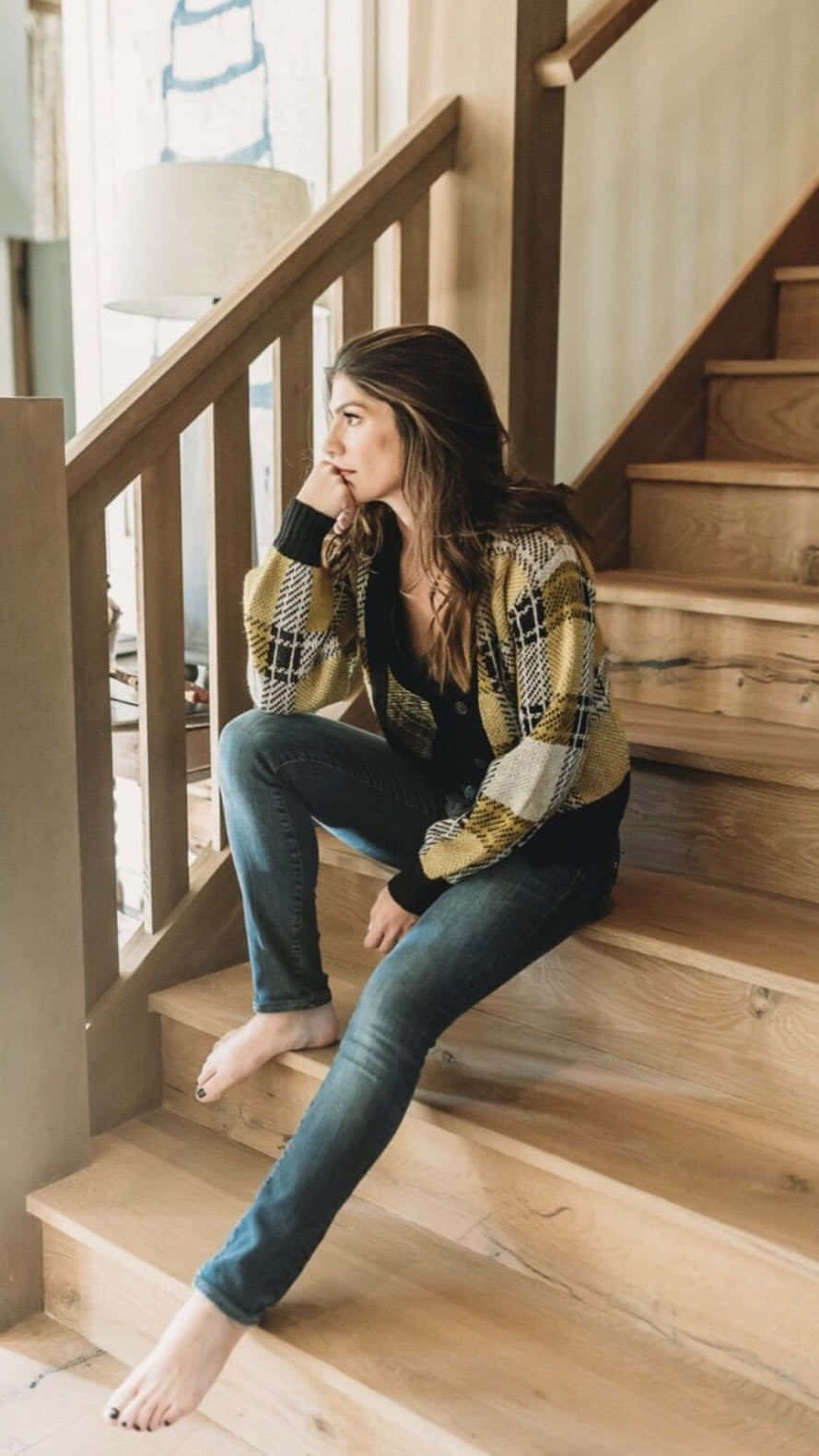 Genevieve Padalecki, plaid cardigan, wooden stairs, HD Phone Wallpaper