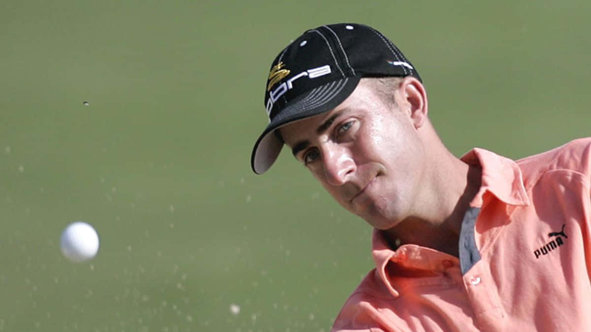Geoff Ogilvy, coral polo, black cap, SD Desktop Wallpaper