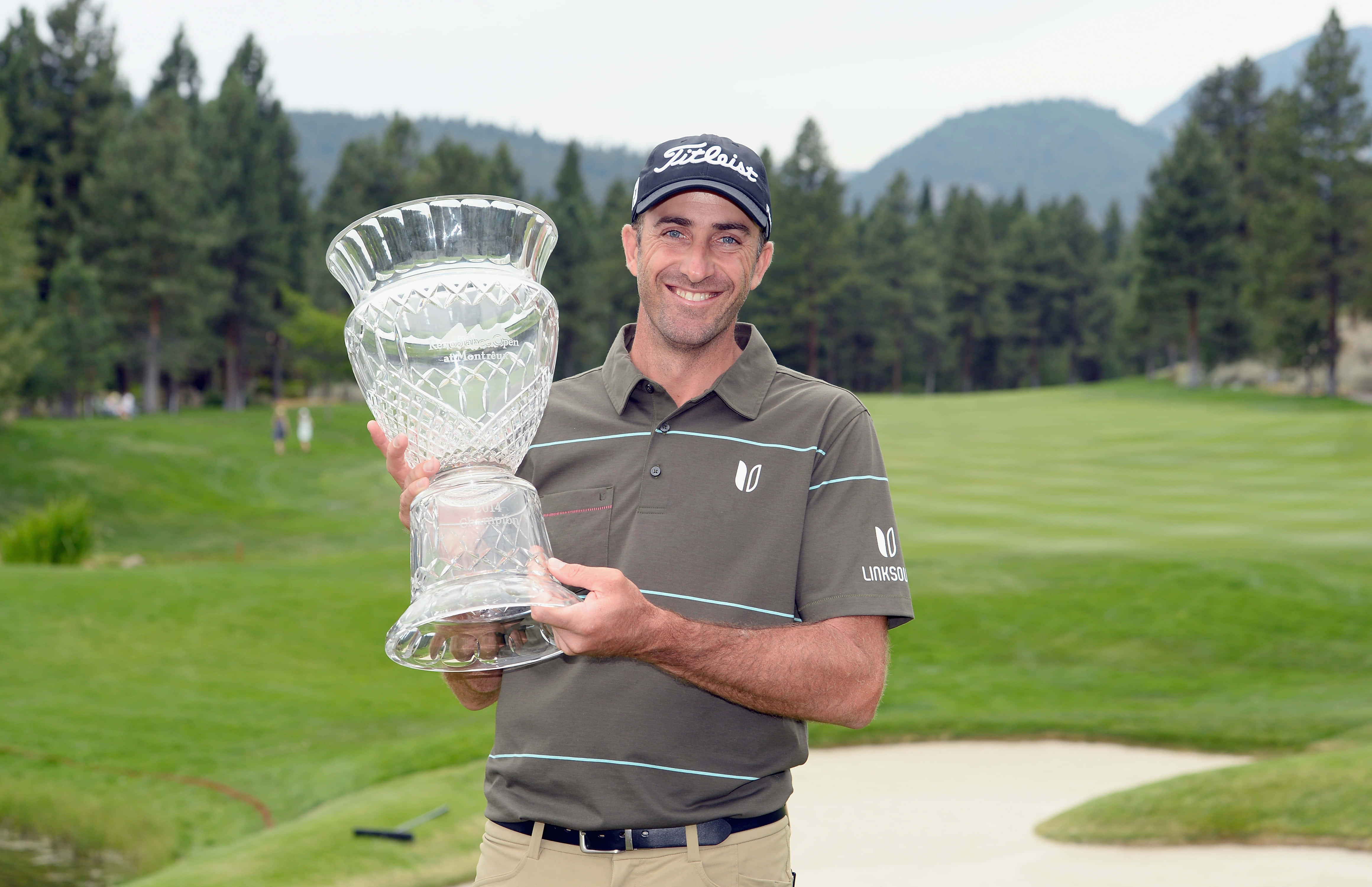 Geoff Ogilvy, crystal trophy, lush green golf course, 4K Desktop Wallpaper