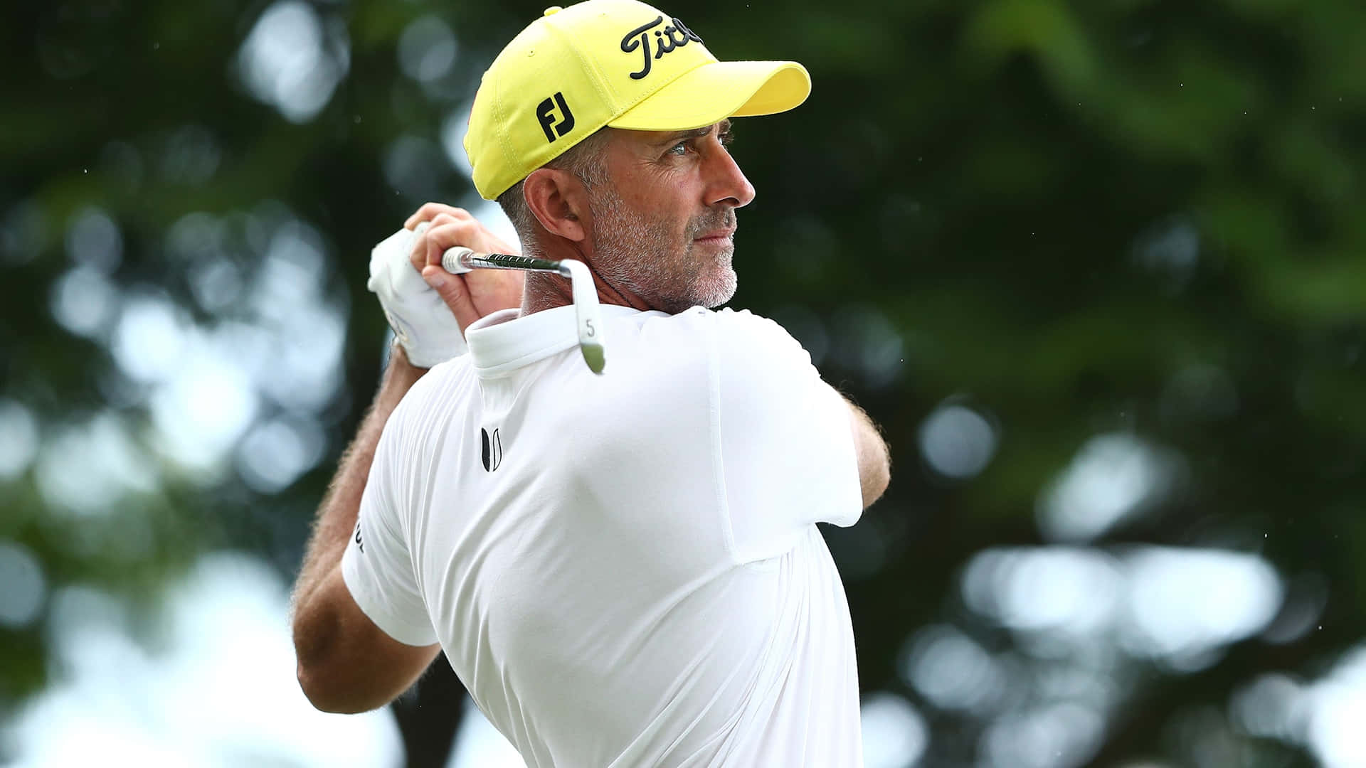 Geoff Ogilvy, bright yellow cap, white shirt, Full HD Desktop Wallpaper