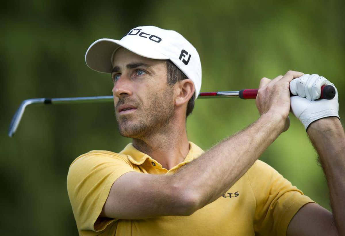 Geoff Ogilvy, yellow shirt, white cap, SD Desktop Wallpaper