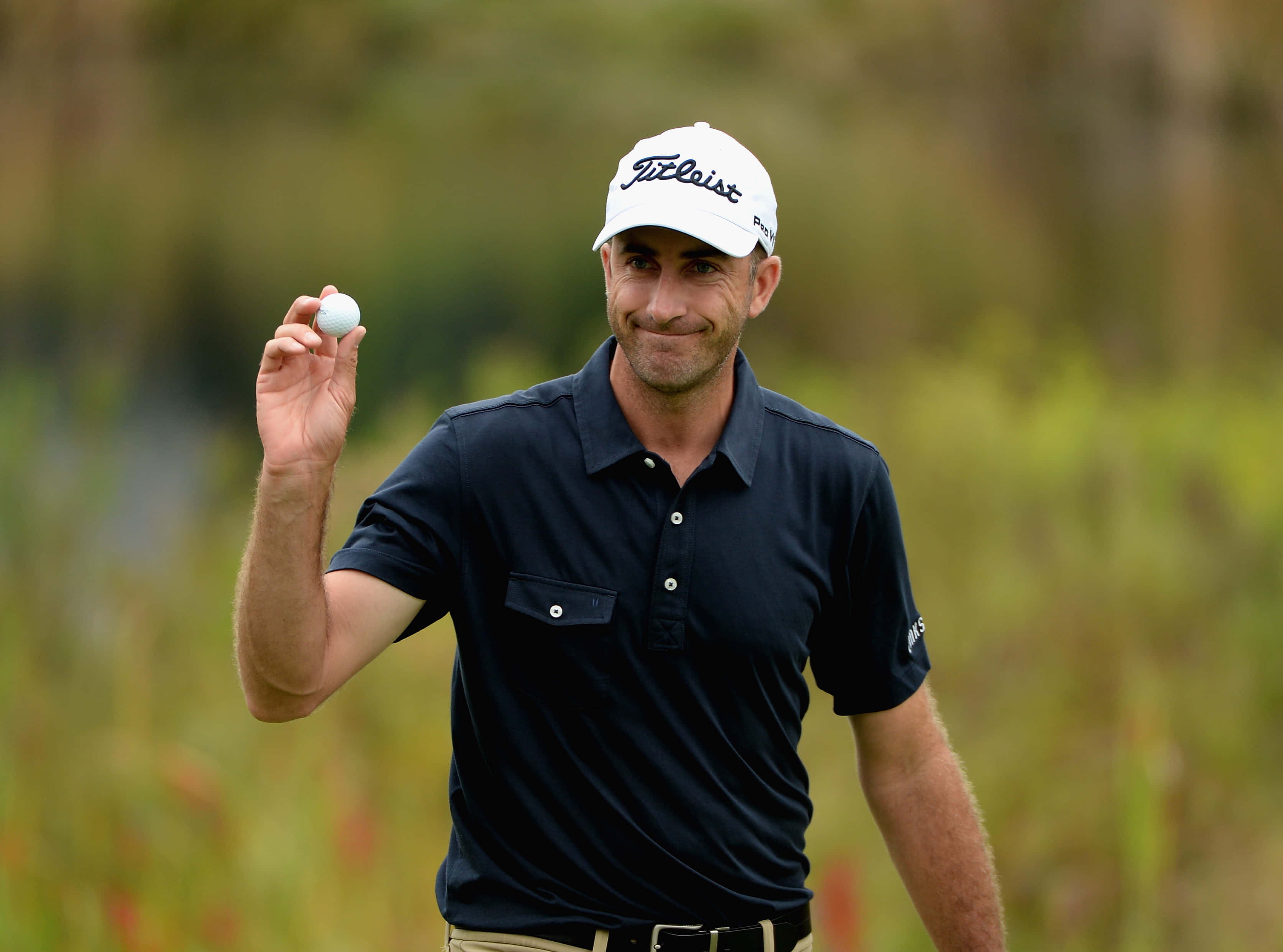 Geoff Ogilvy, navy polo, white cap, 2K Desktop Wallpaper