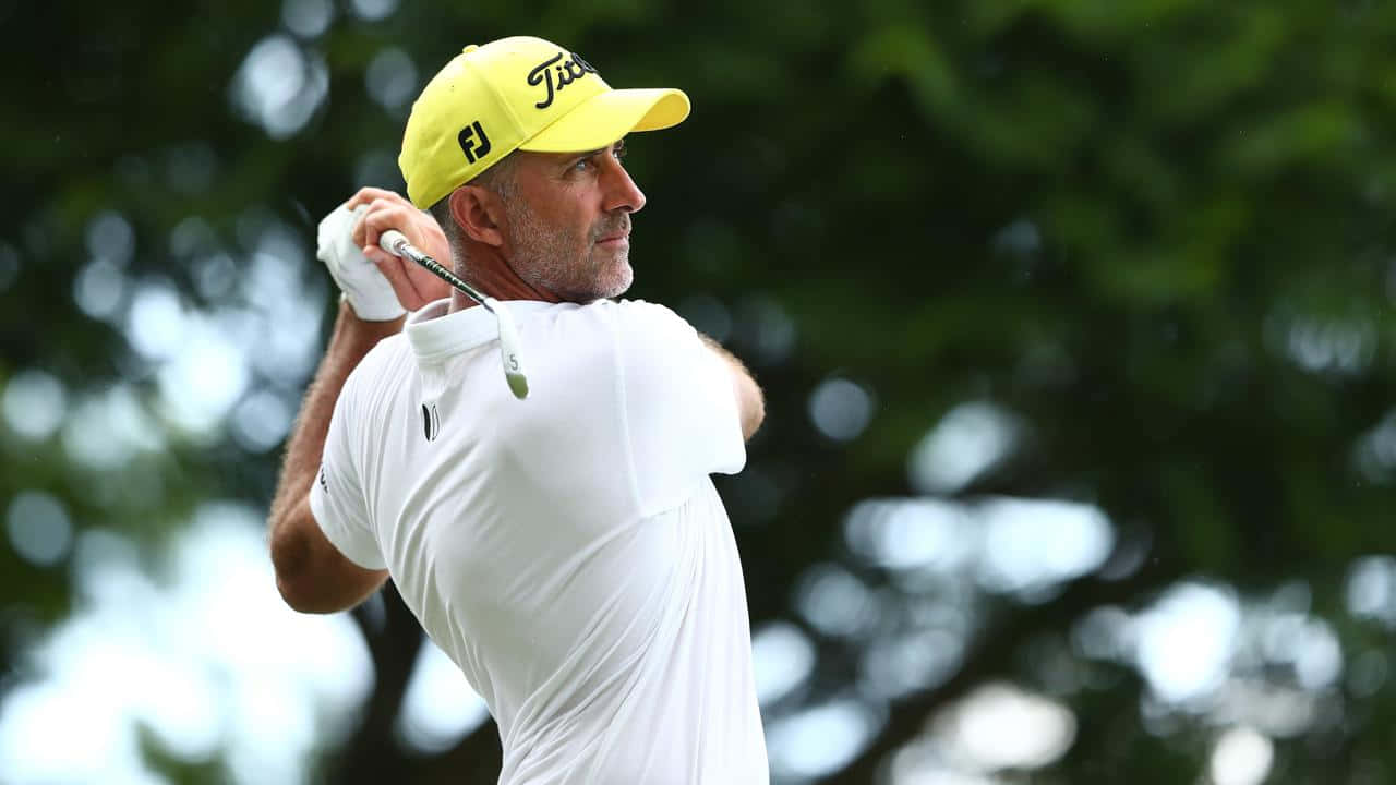 Geoff Ogilvy, yellow cap, white shirt, HD Desktop Wallpaper