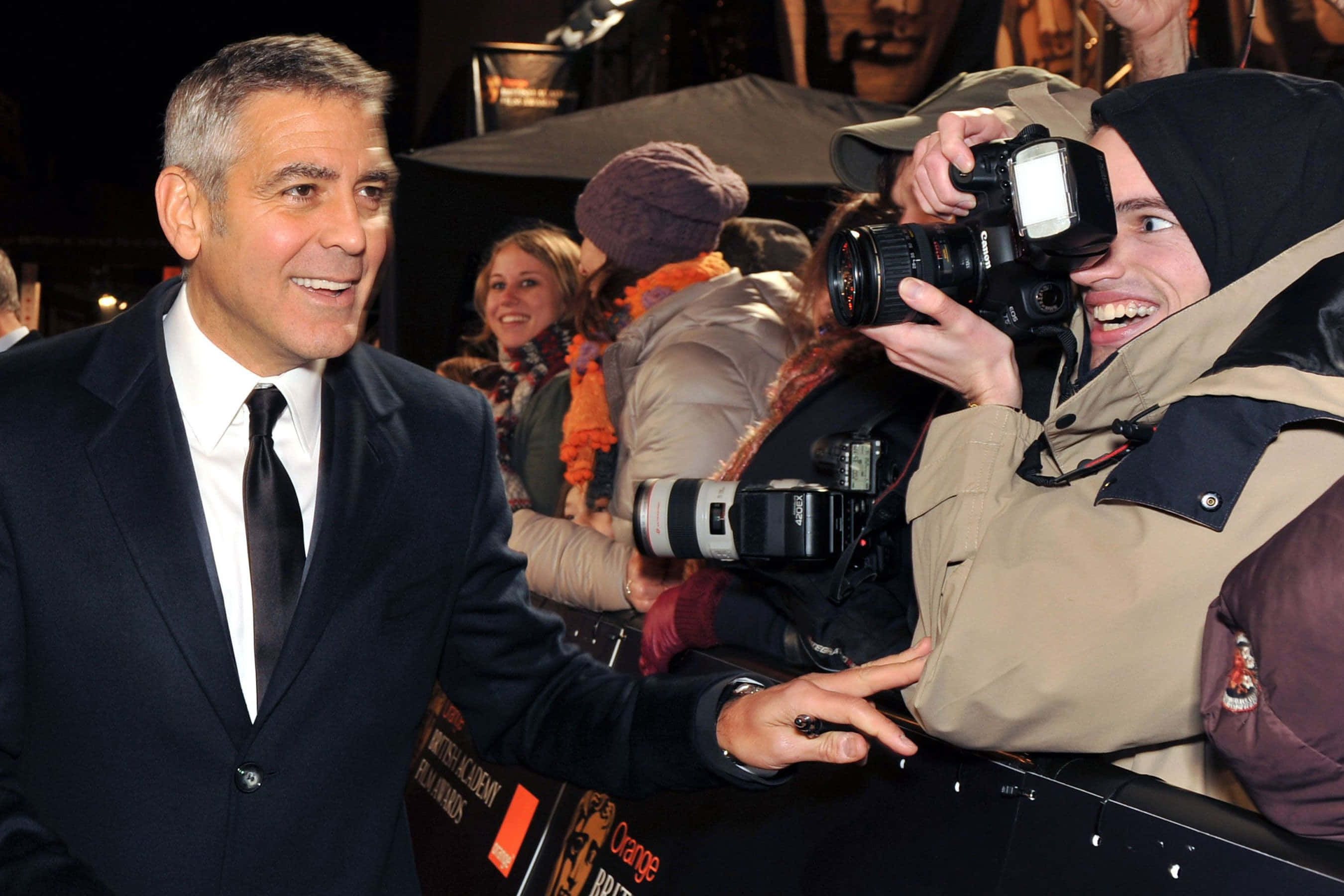George Clooney, nighttime red carpet event, crowd of fans, 2K Desktop Wallpaper