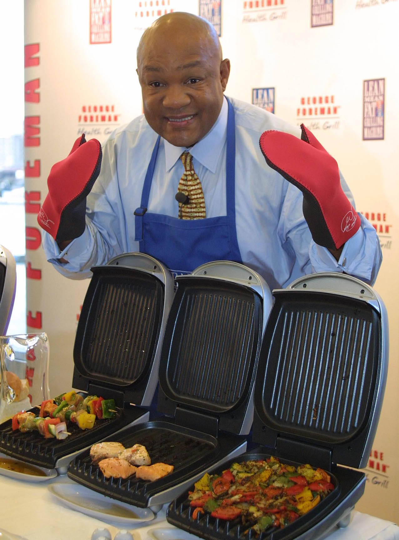 George Foreman, red oven mitts, three open grills, HD Phone Wallpaper
