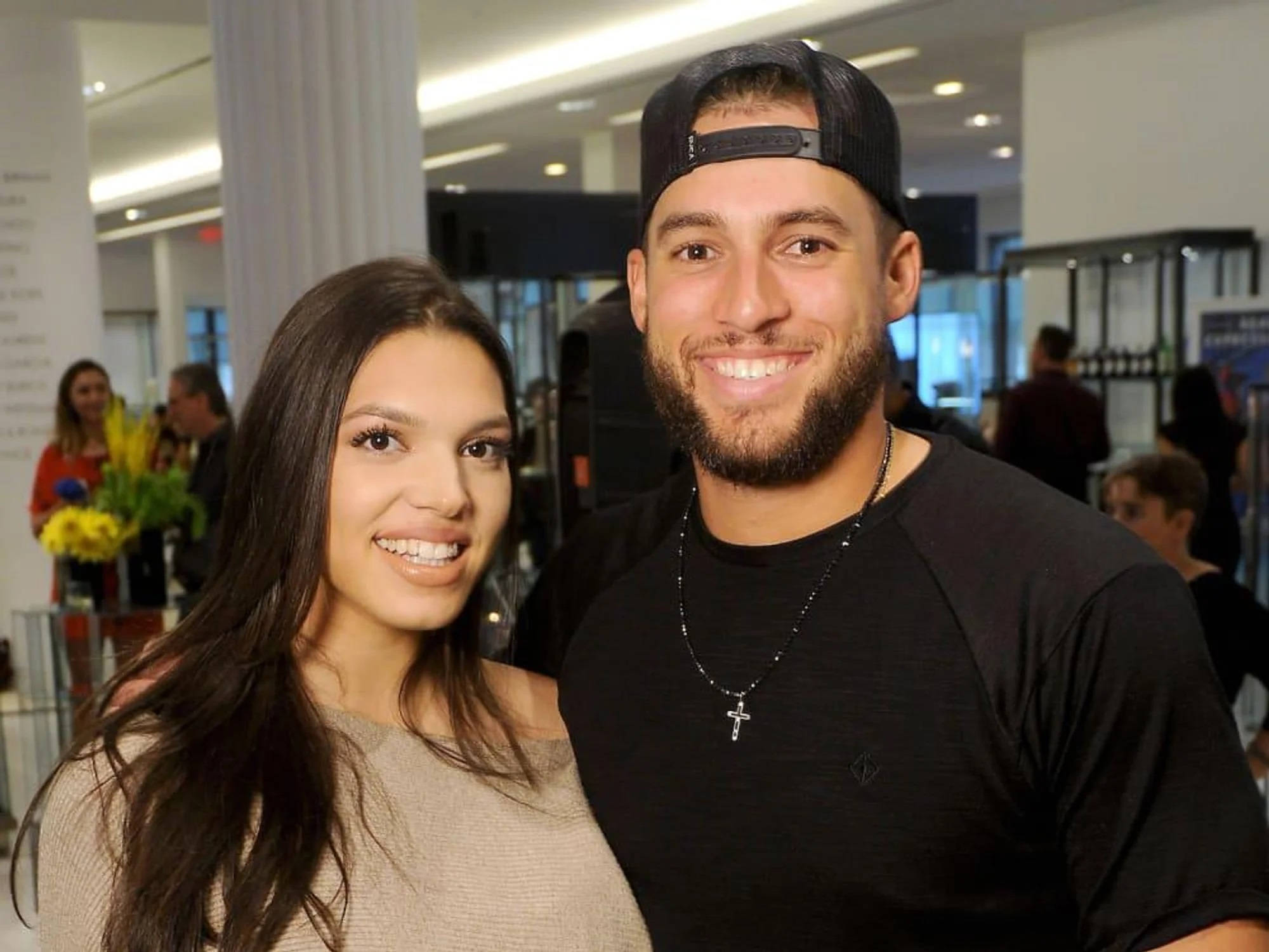 George Springer, wife, airport, Full HD Desktop Wallpaper