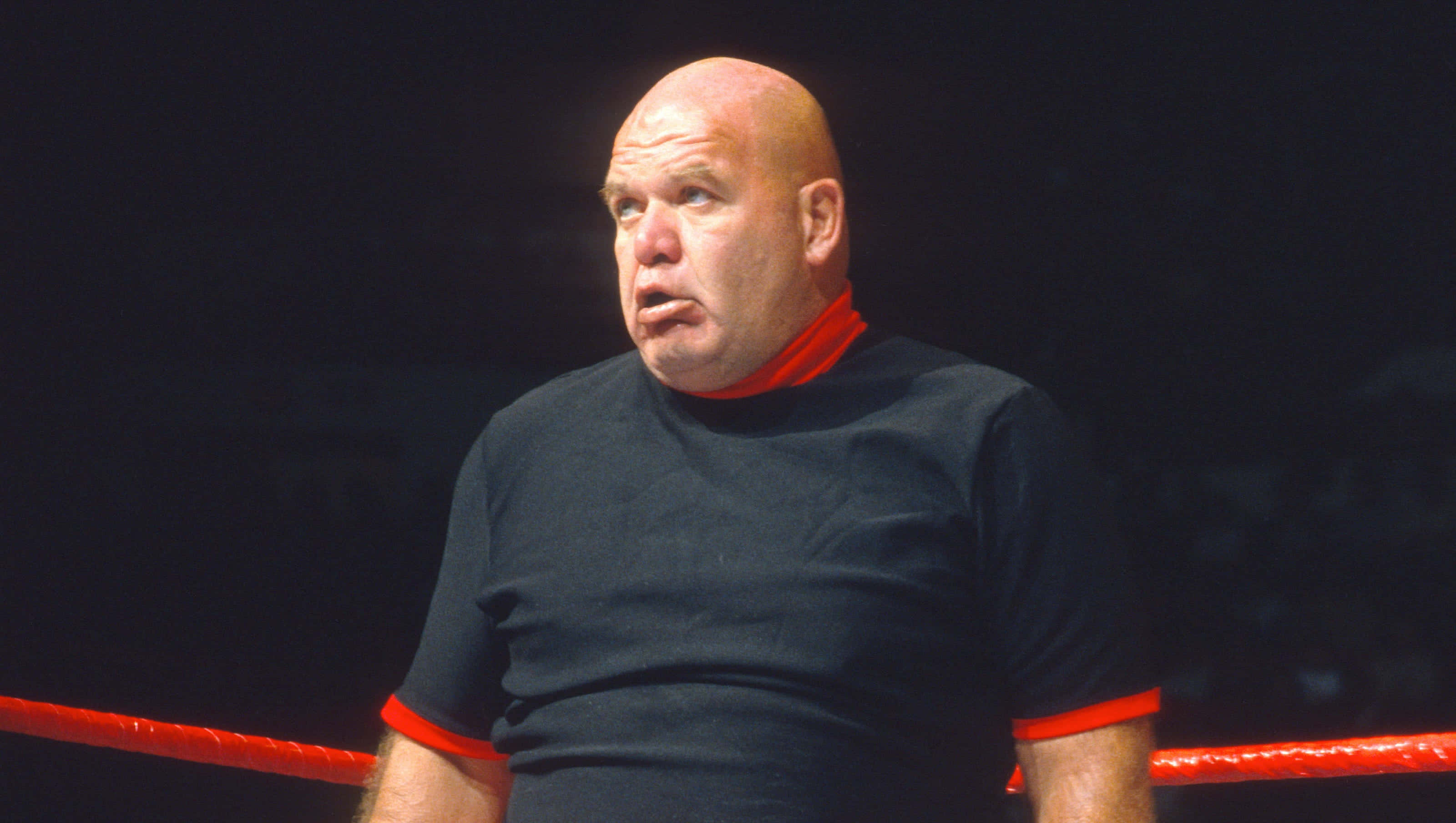 George Steele, black shirt with red trim, dimly lit ring, 2K Desktop Wallpaper
