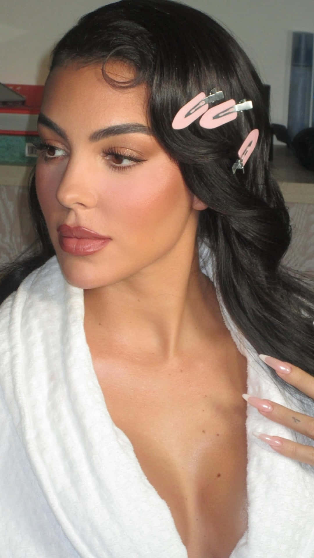 Georgina Rodríguez, dark wavy hair, pink clips, Full HD Phone Wallpaper