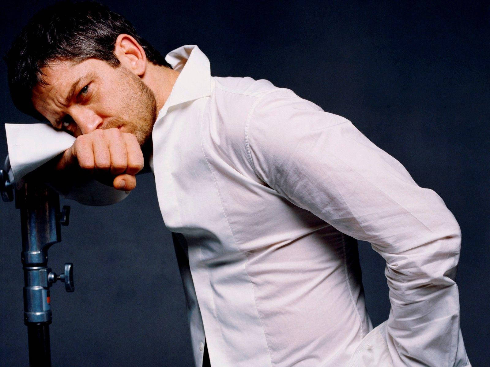 Gerard Butler, white shirt, studio light, HD Desktop Wallpaper
