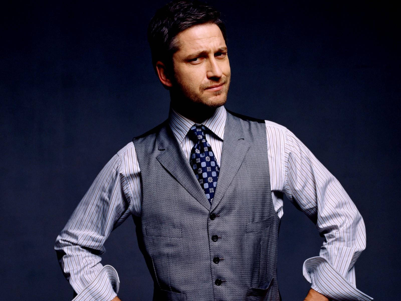 Gerard Butler, gray vest, striped shirt, HD Desktop Wallpaper