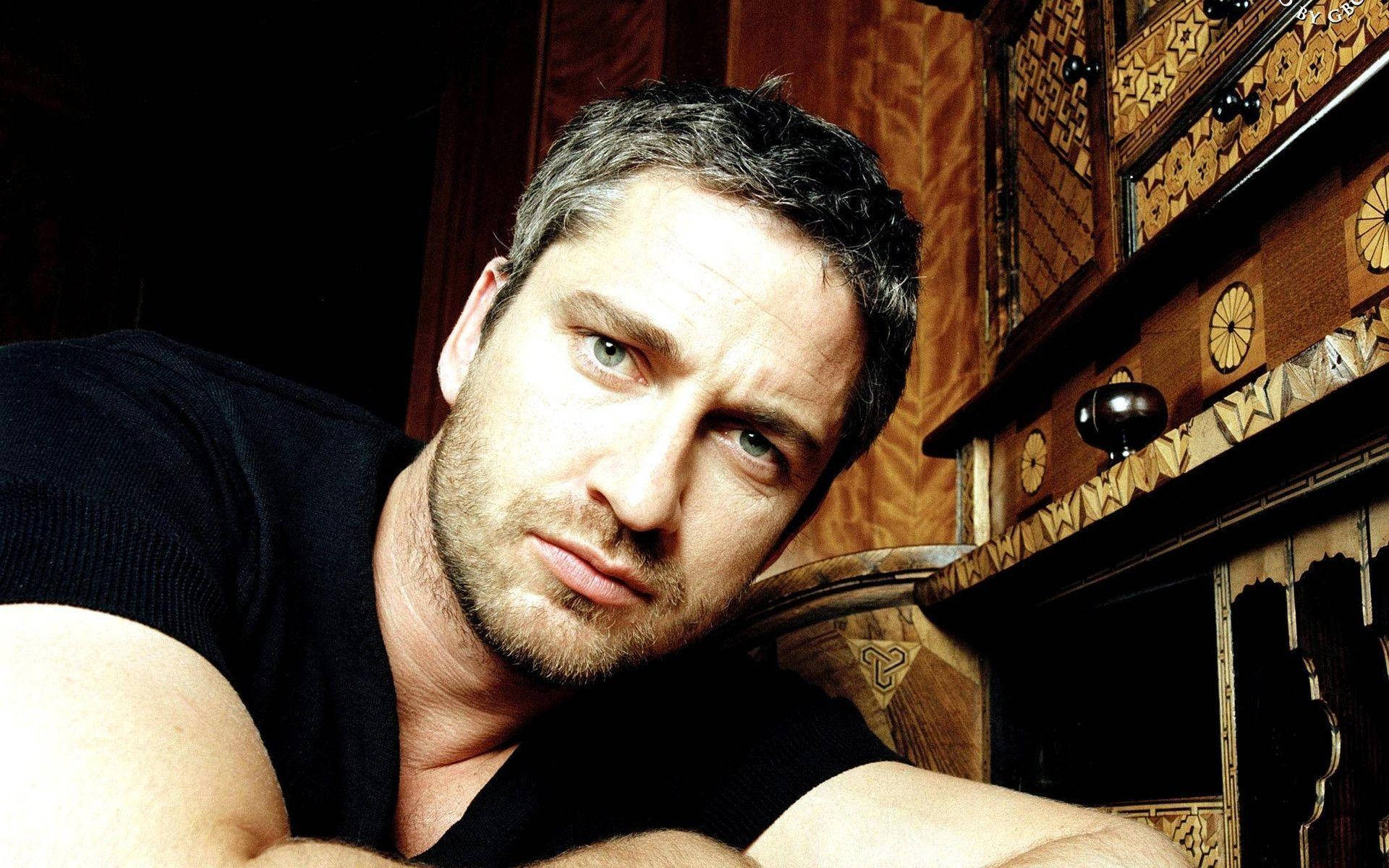 Gerard Butler, Hollywood Celebrity Model Pose, gray hair, Full HD Desktop Wallpaper