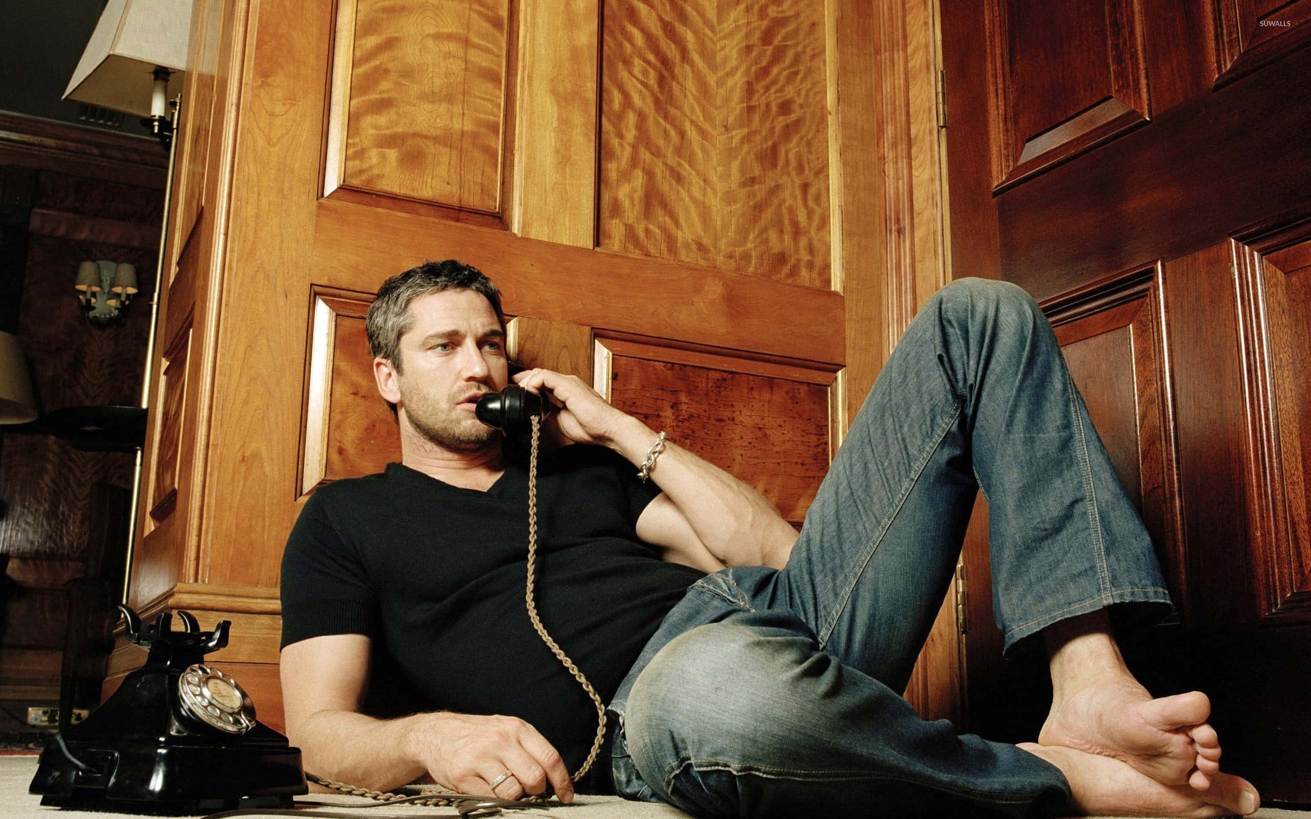 Gerard Butler, vintage black rotary phone, wooden floor, 2K Desktop Wallpaper