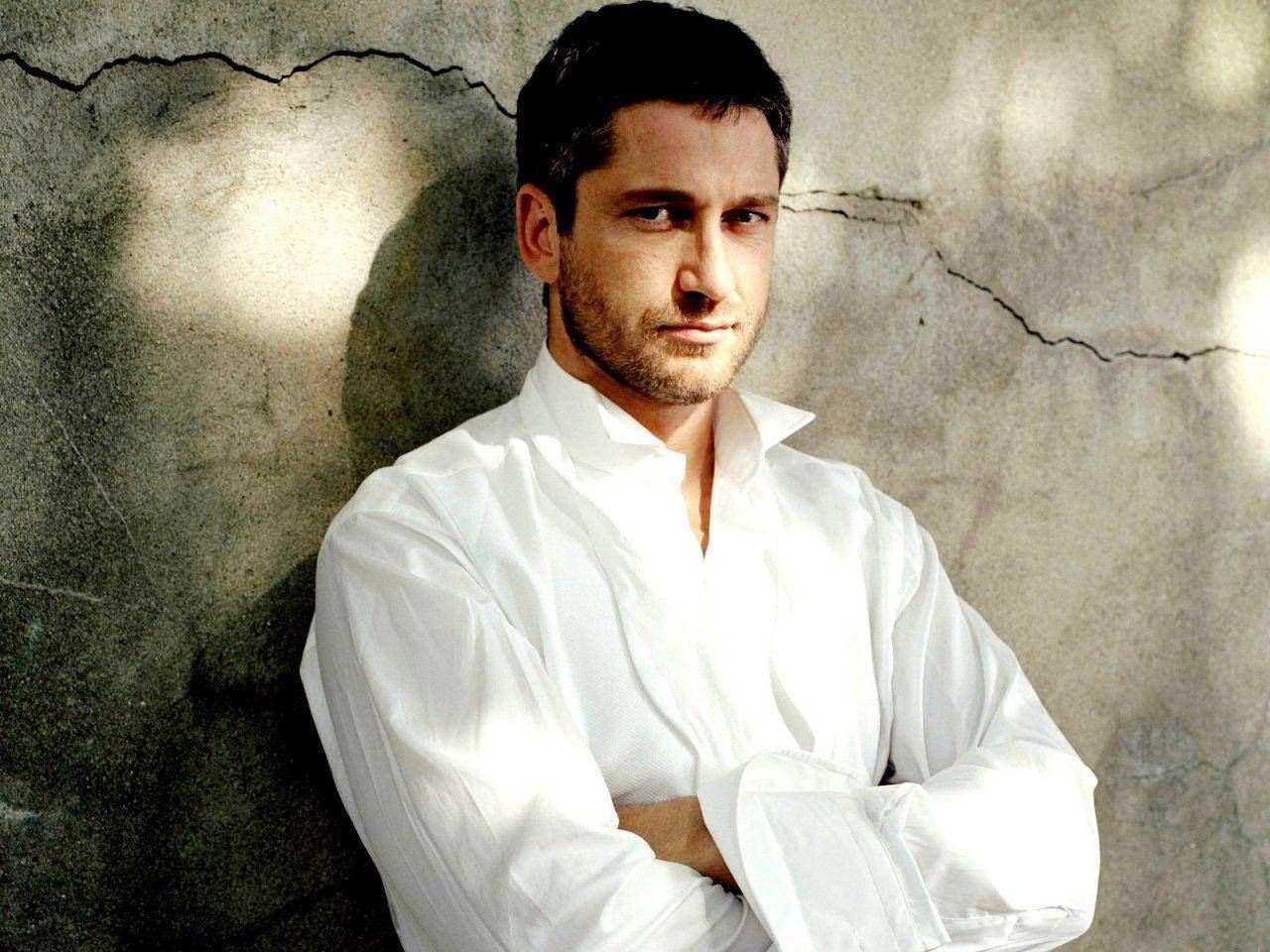 Gerard Butler, crisp white shirt, cracked concrete wall, HD Desktop Wallpaper