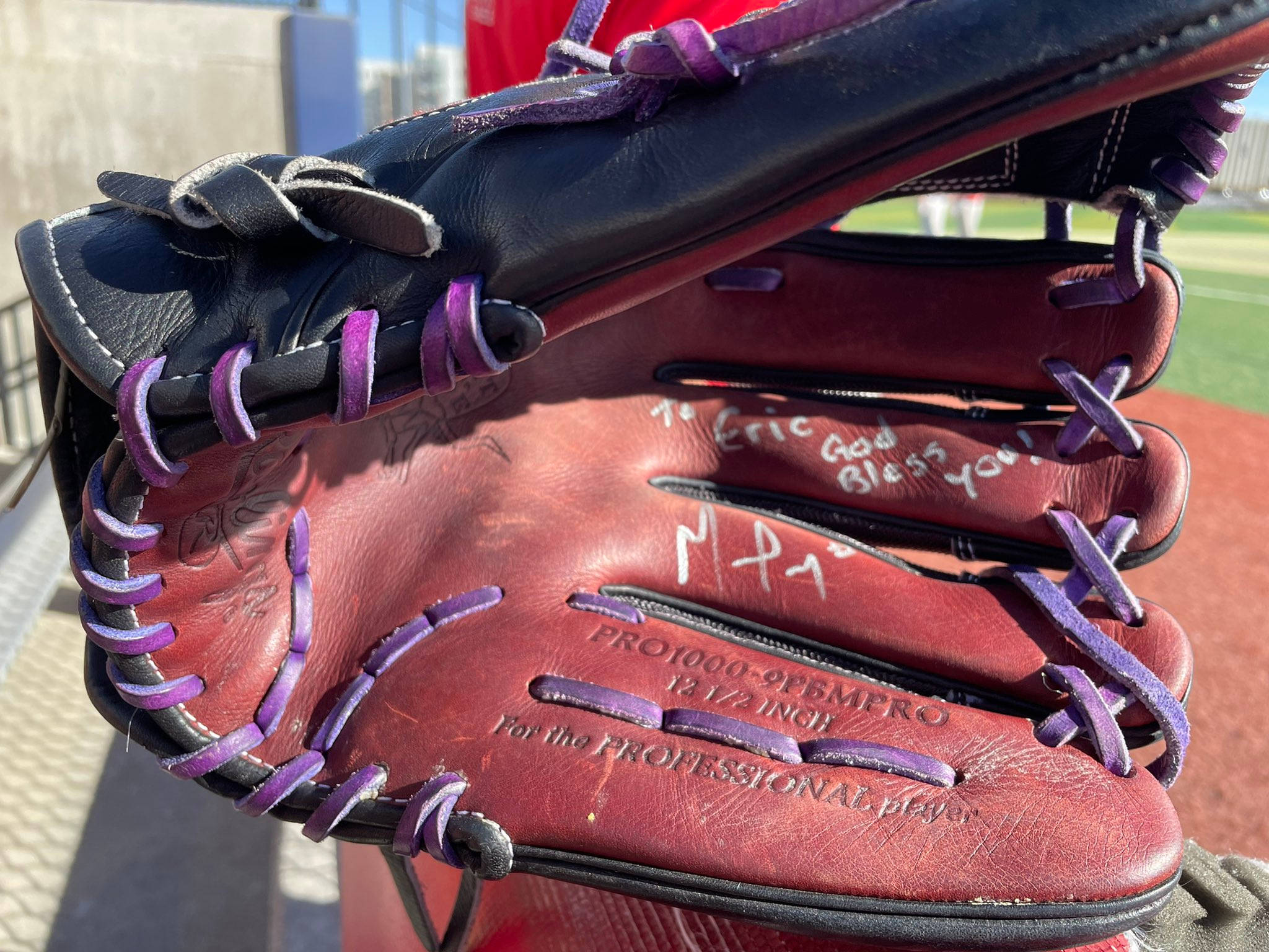 German Marquez, red and black baseball glove, purple laces, Full HD Desktop Wallpaper
