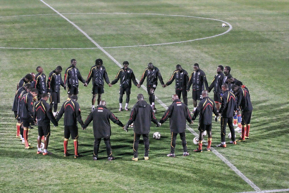Ghana National Football Team, black and red uniforms, green field, SD Desktop Wallpaper