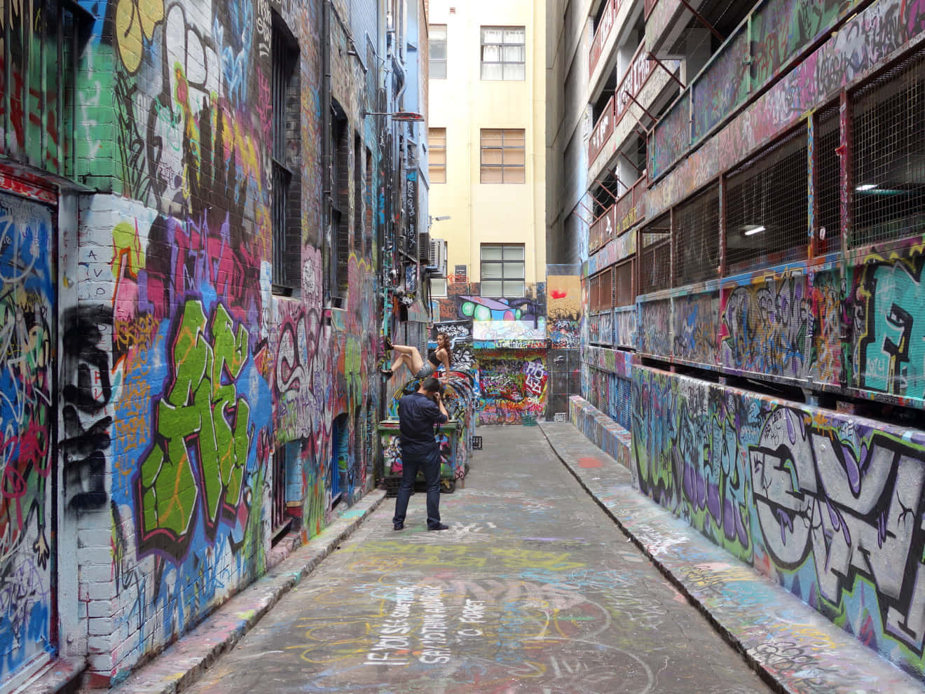 Ghetto Hood, alleyway, vibrant graffiti art, HD Desktop Wallpaper