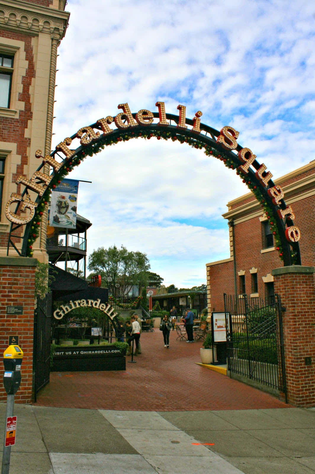 Ghiradelli Square, brick archway, gold letters, HD Phone Wallpaper