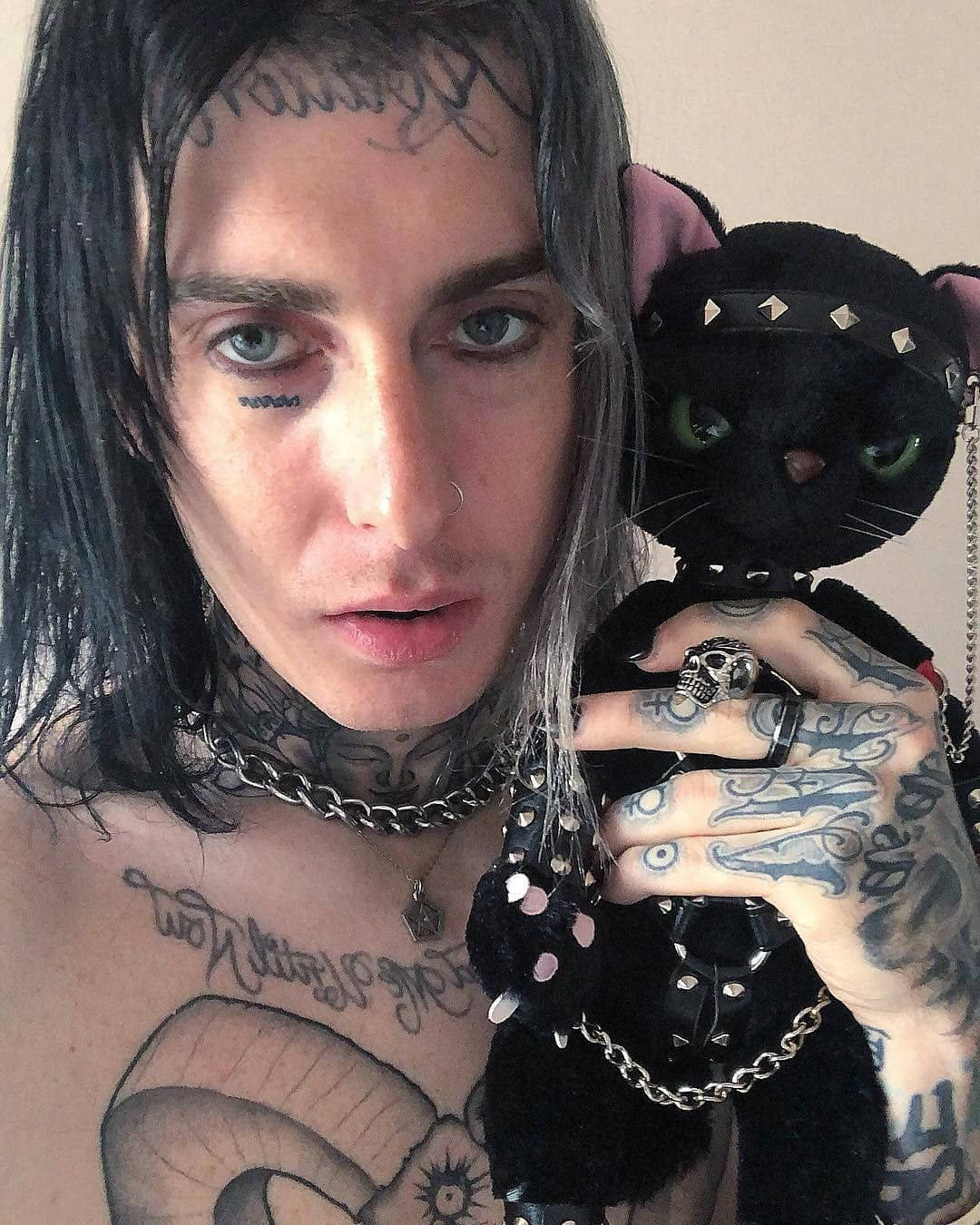 Ghostemane, black cat plushie, tattooed person, HD Phone Wallpaper