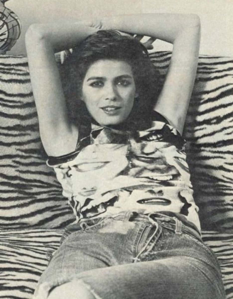 Gia Carangi, tiger-striped couch, vintage black and white photo, SD Phone Wallpaper