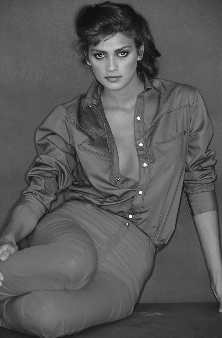 Gia Carangi, black and white studio portrait, loose shirt, HD Phone Wallpaper