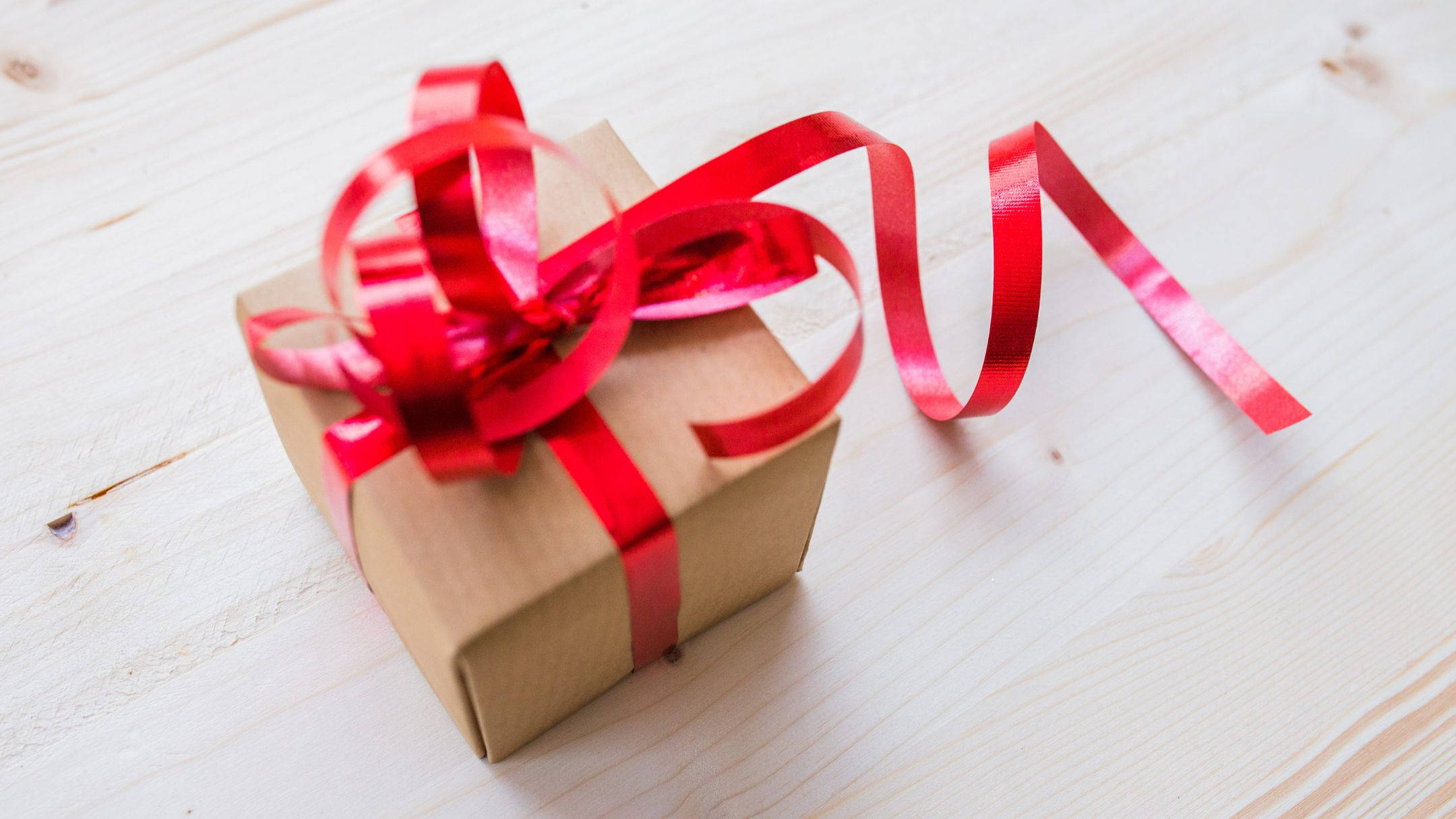 kraft box, long red ribbon, vibrant red satin ribbon bow, Full HD Desktop Wallpaper