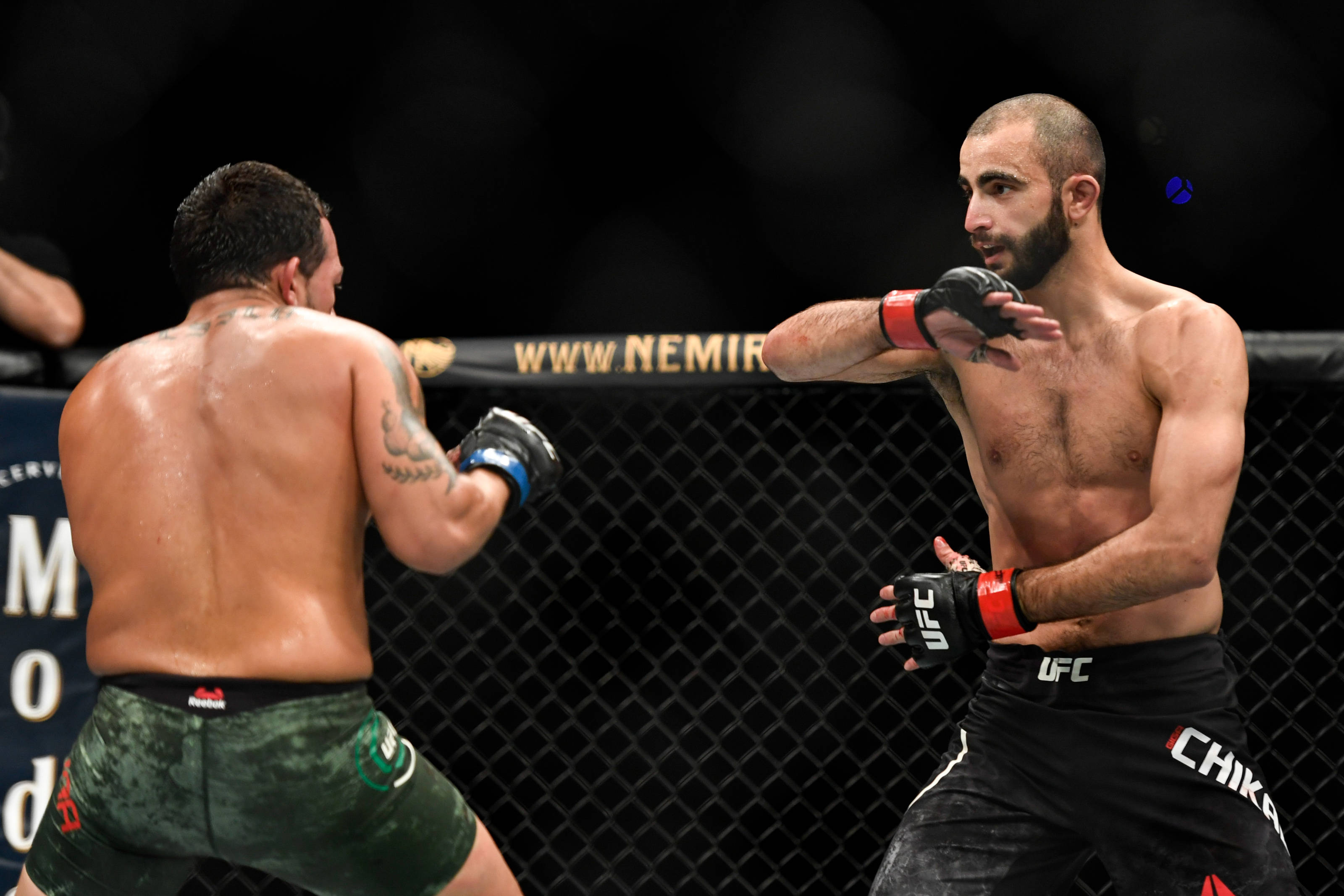 Giga Chikadze, MMA fighters, cage, 2K Desktop Wallpaper