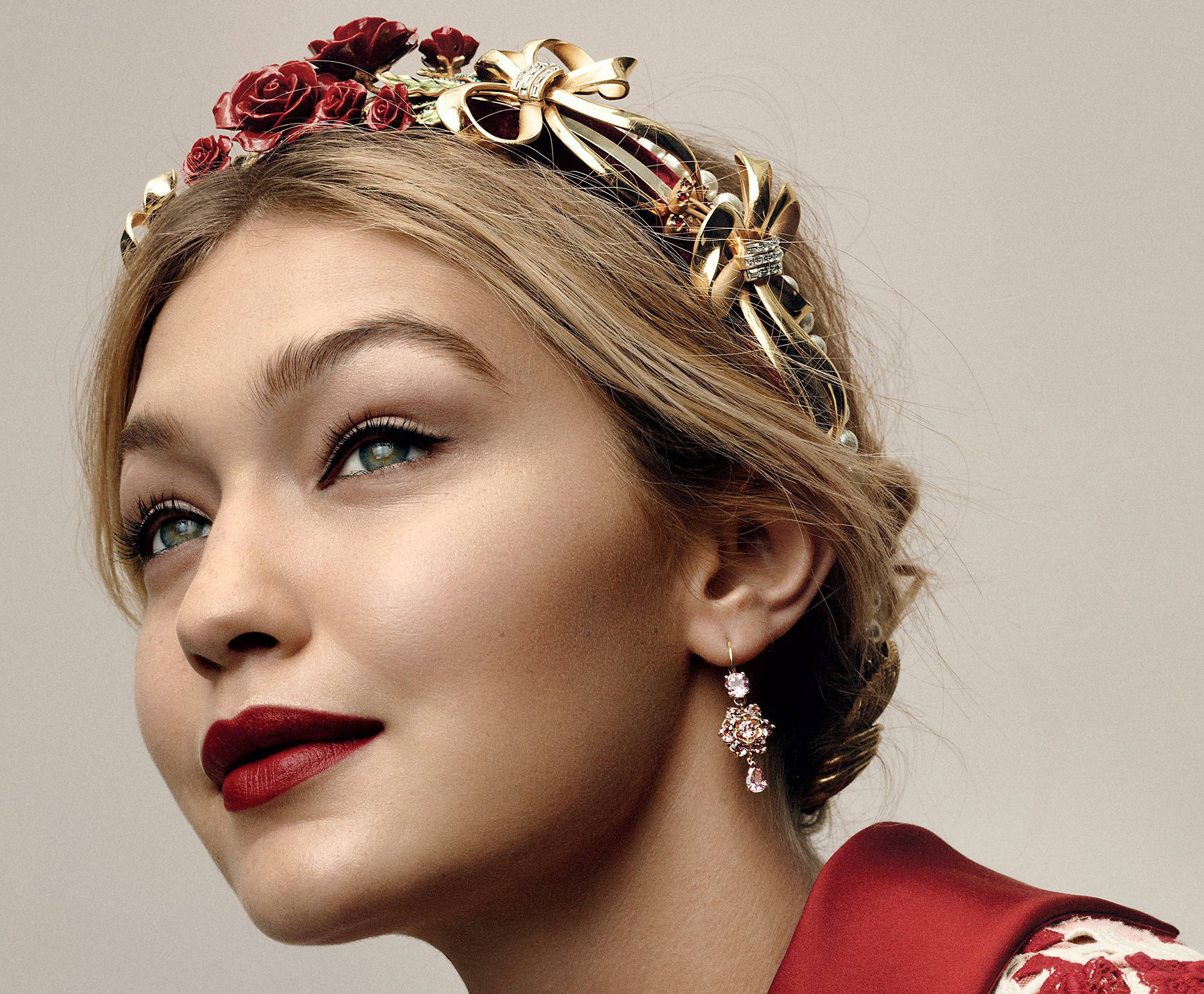Gigi Hadid, gold floral headpiece, red roses, Full HD Desktop Wallpaper