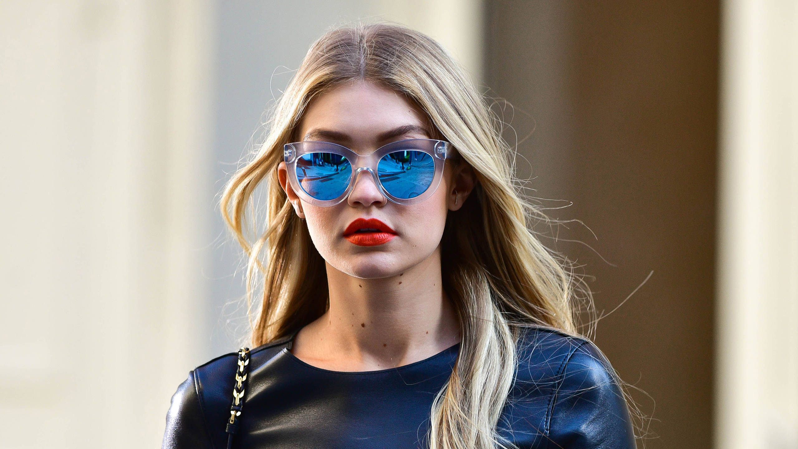 Gigi Hadid, blue shades, reflective blue sunglasses, 2K Desktop Wallpaper