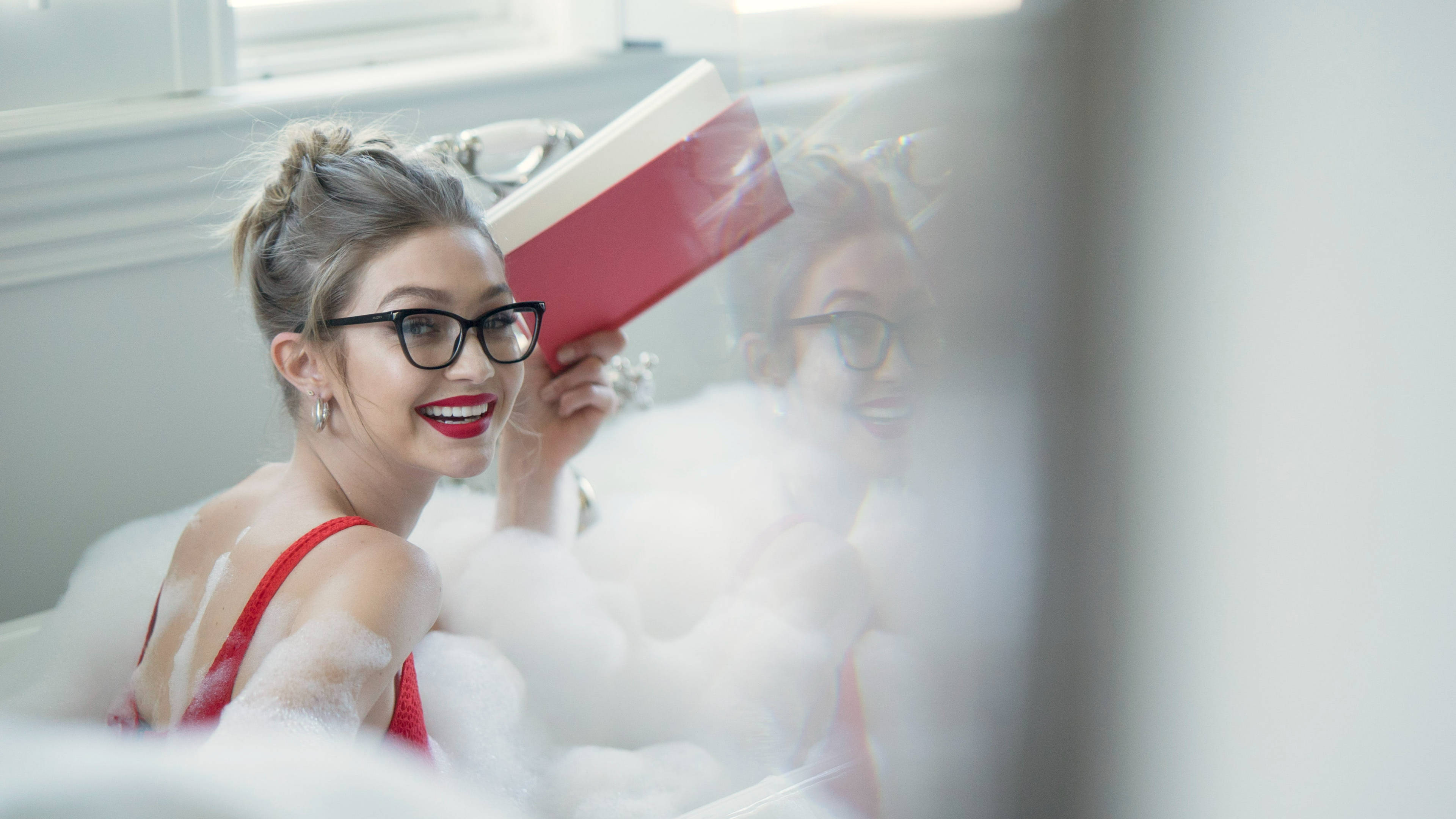 Gigi Hadid, bubble bath, red book, 4K Desktop Wallpaper