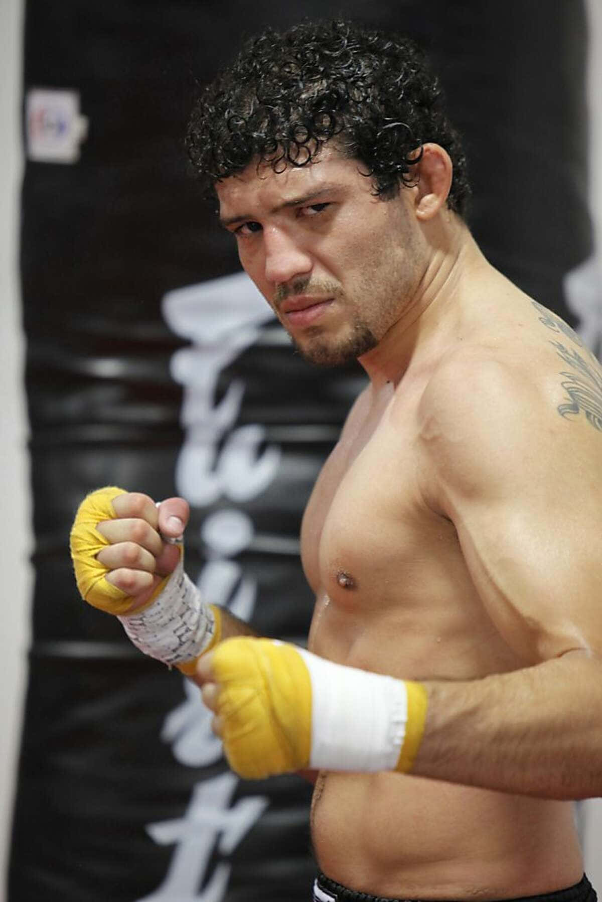 Gilbert Melendez, mixed martial arts champion, curly dark hair, HD Phone Wallpaper